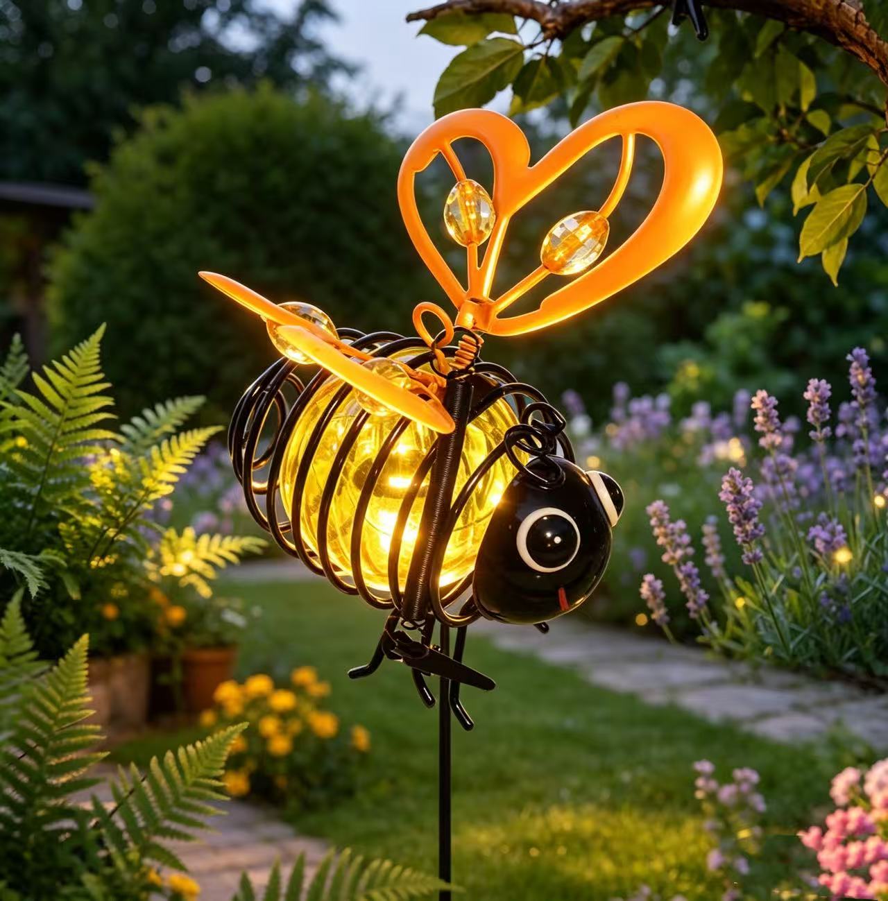 🔥Limited Time £10.99!! ⚡50K+ SOLD!✨🐝Hanging Solar Bee Light – Warm Amber Glow, Flicker-Free, Perfect for Garden Parties, Camping, or Kids’ Rooms – Spread Joy Day and Night 🌞🌜
